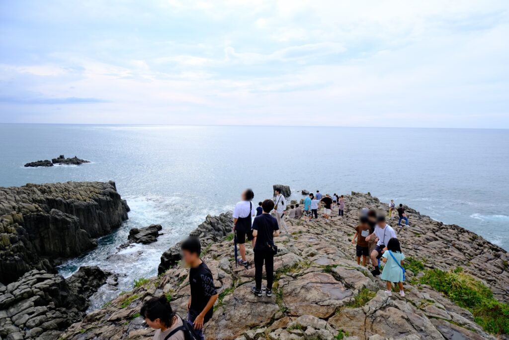 多くの人で賑わう東尋坊