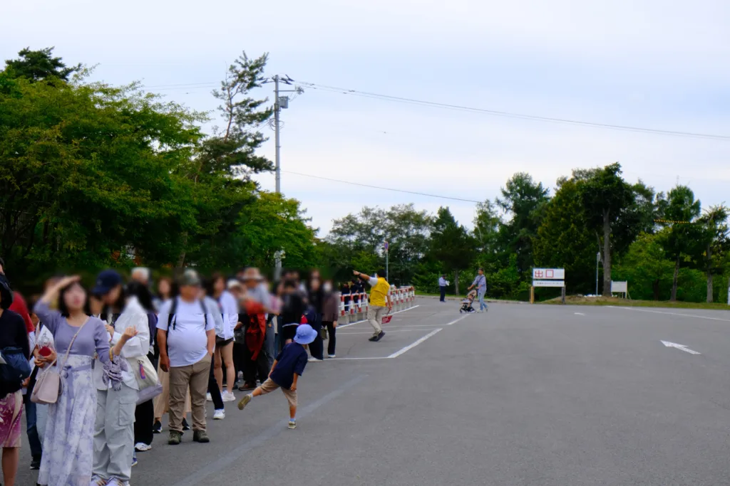 旭山動物園の開演直前の待ち状況。平日なのにそこそこ混んでいます。