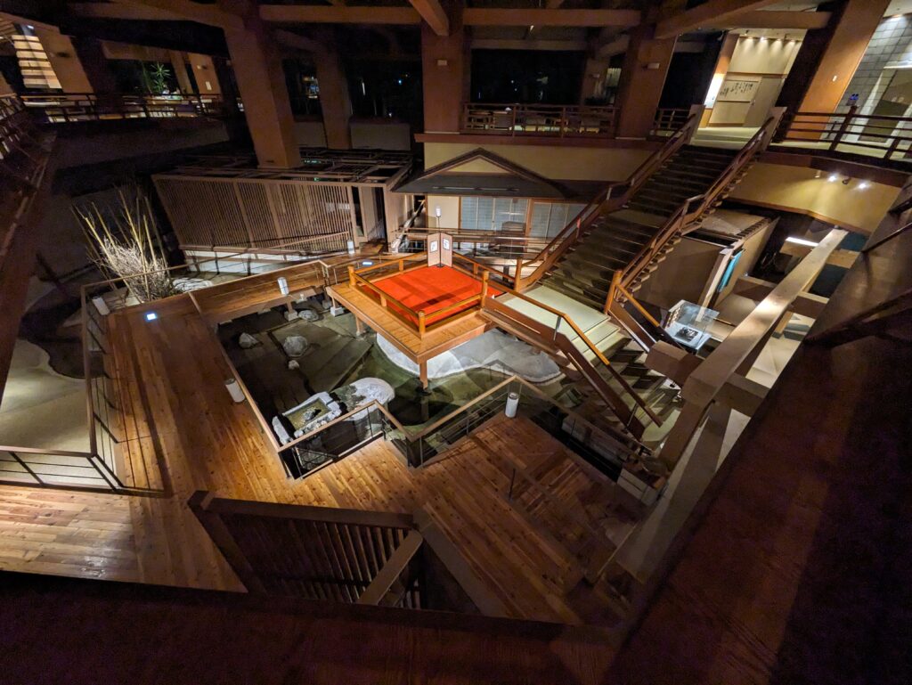 大川荘の吹き抜けロビーからの景色
