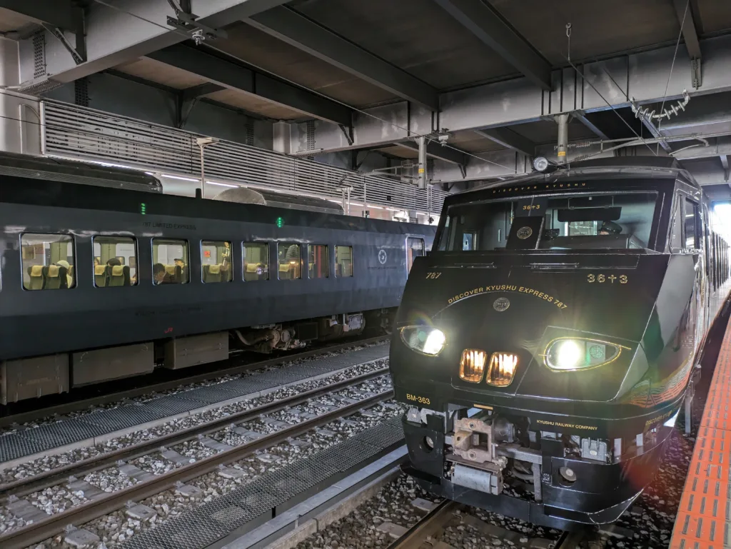 博多駅に停車中の36ぷらす3