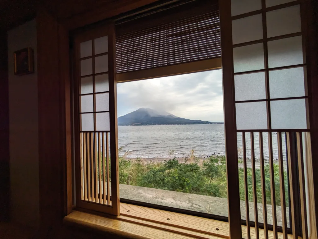 36ぷらす3の車窓から見える桜島