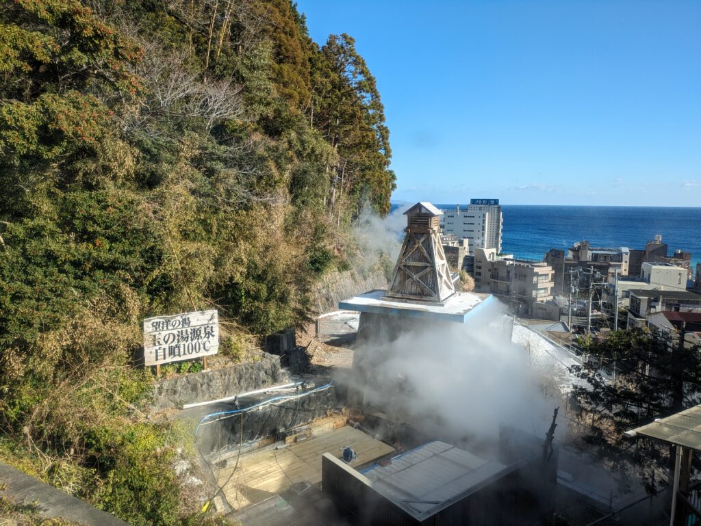 伊豆熱川駅に停車中に見れた玉の湯源泉