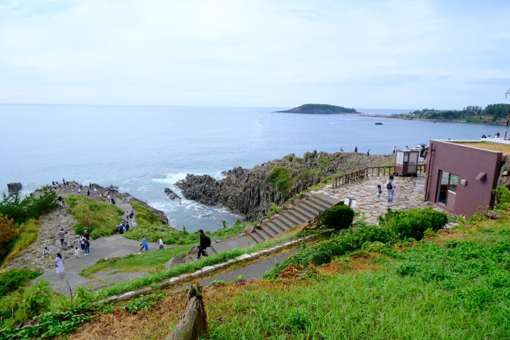 観光客で賑わう東尋坊