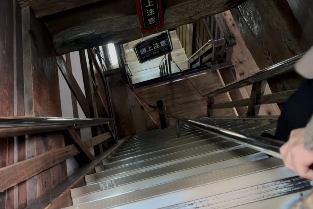 天守内部の階段