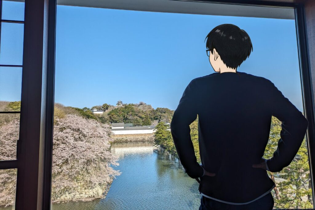 彦根キャッスル リゾート&スパで窓の景色を楽しむ私
