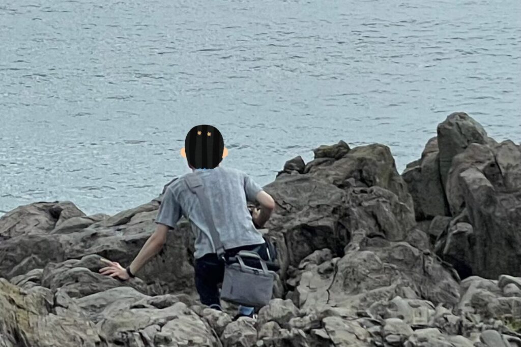 ゆっくりと東尋坊の崖先を目指す私