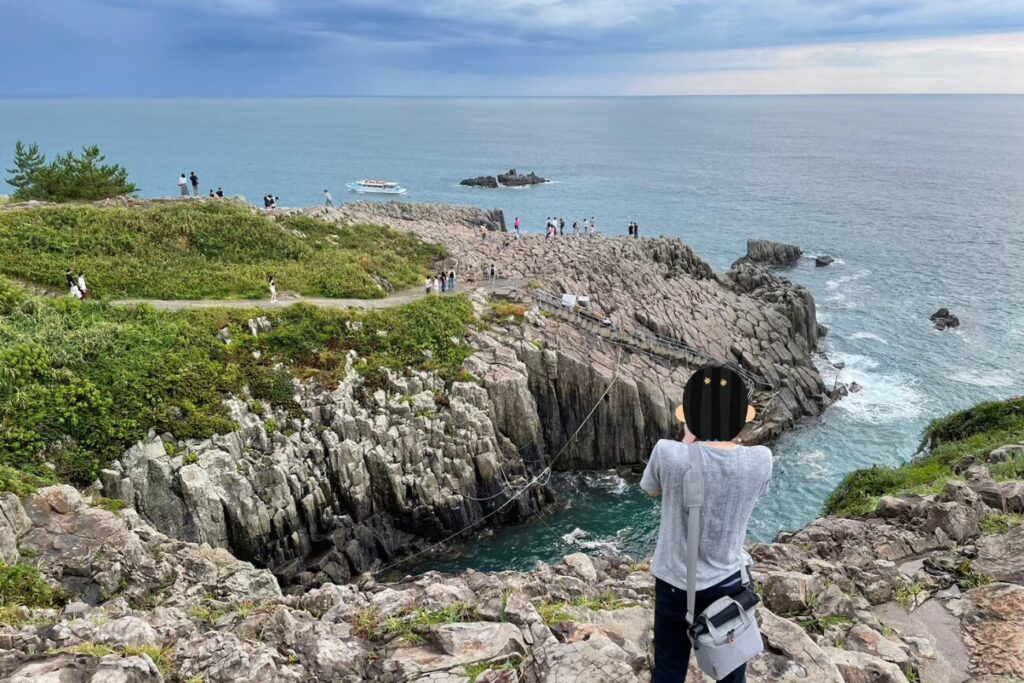 東尋坊の絶景を撮影する私