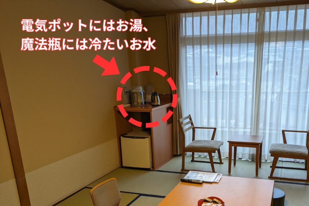 昼神グランドホテル天心の客室にあったお湯とお水