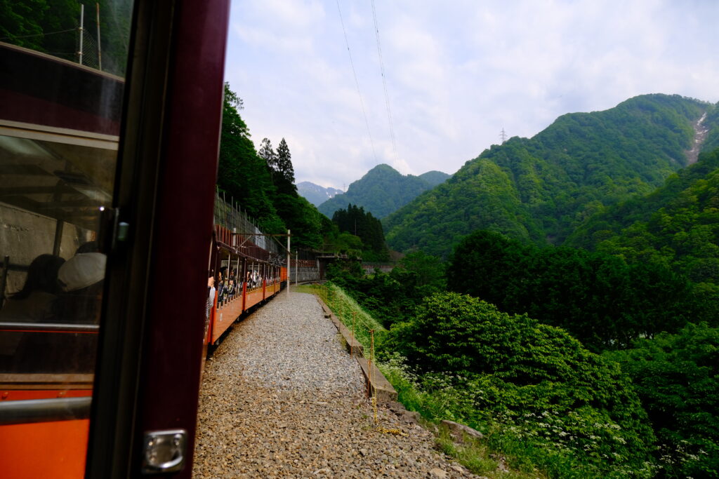発車するトロッコ列車