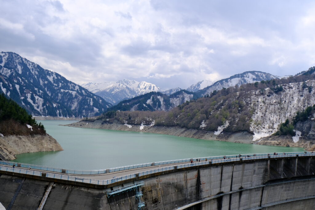 黒部湖の風景