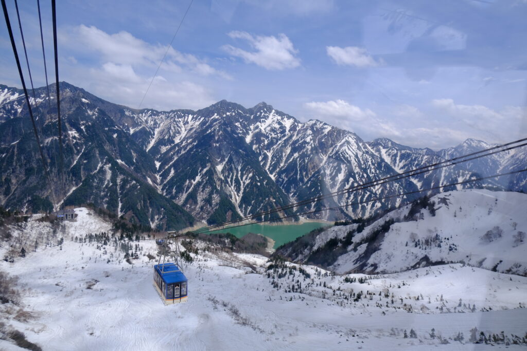 立山ロープウェイでのすれ違い