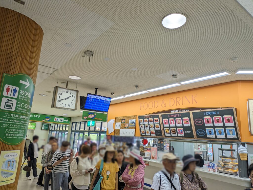 混雑する宇奈月駅