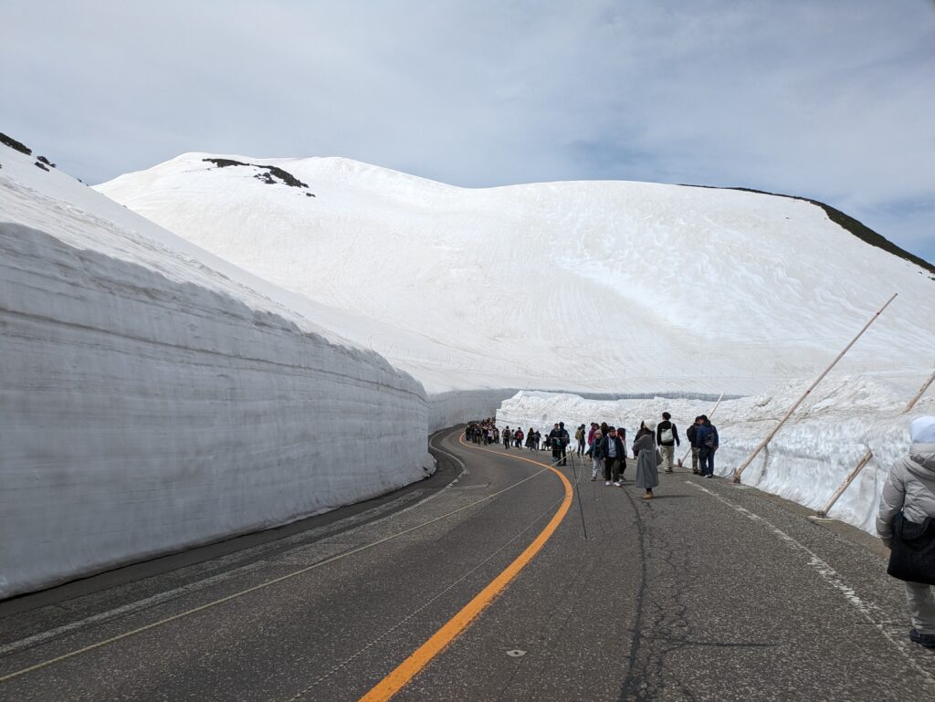 雪の大谷に向かう道