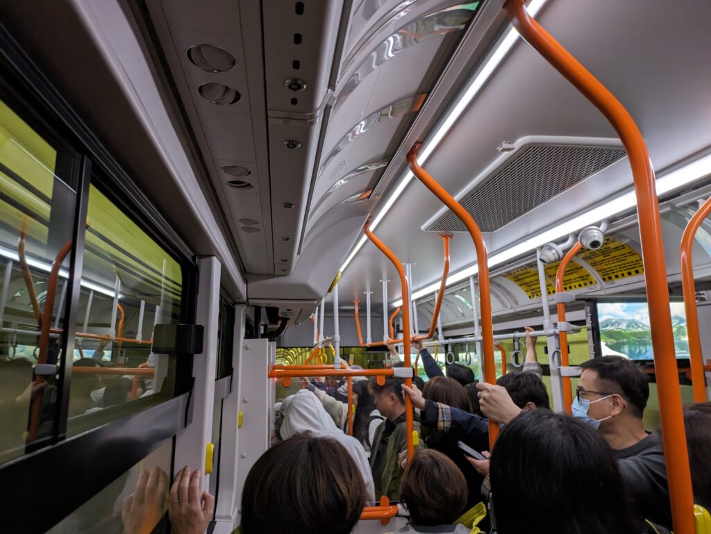立山トンネル電気バスの車内