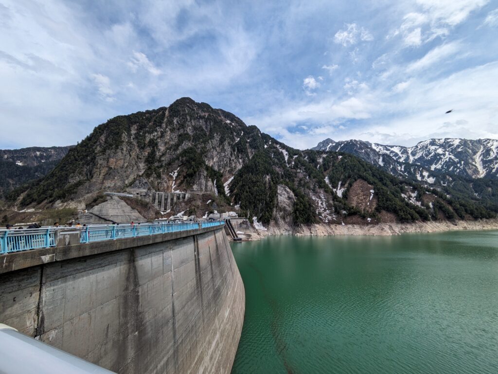 トンネルを出た先に広がる黒部湖