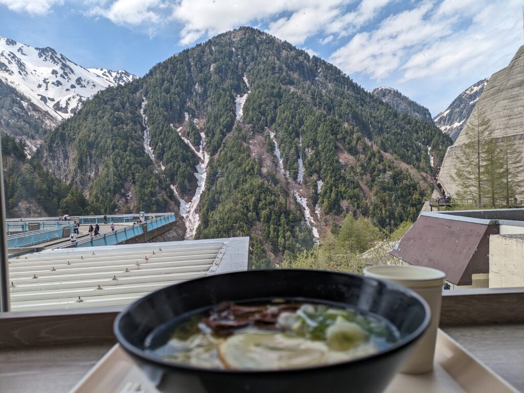 景色を見ながら黒部ダムラーメンを食べる