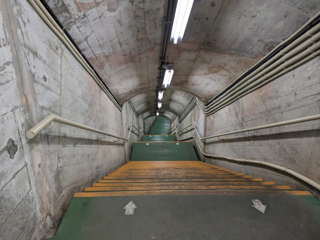 黒部ダム駅へと続く下りの階段