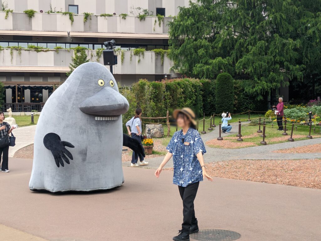 グリーティングしているモラン