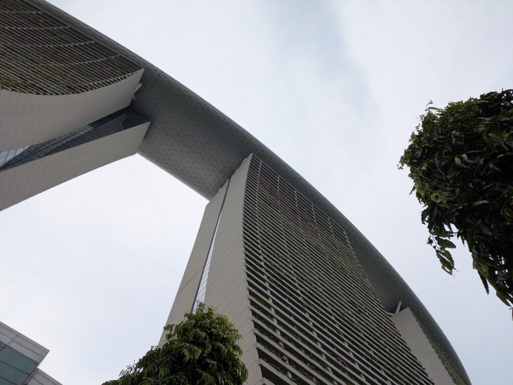 下から見上げるマリーナベイサンズ