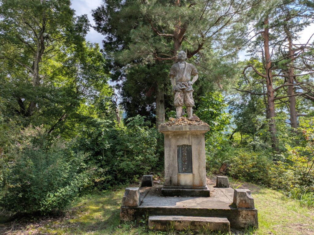 儀賀市郎左衛門の像