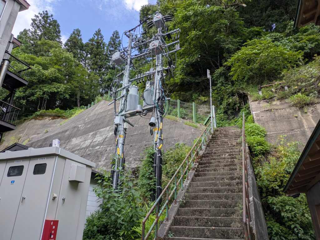 銀山温泉の温泉街から山の神神社へ