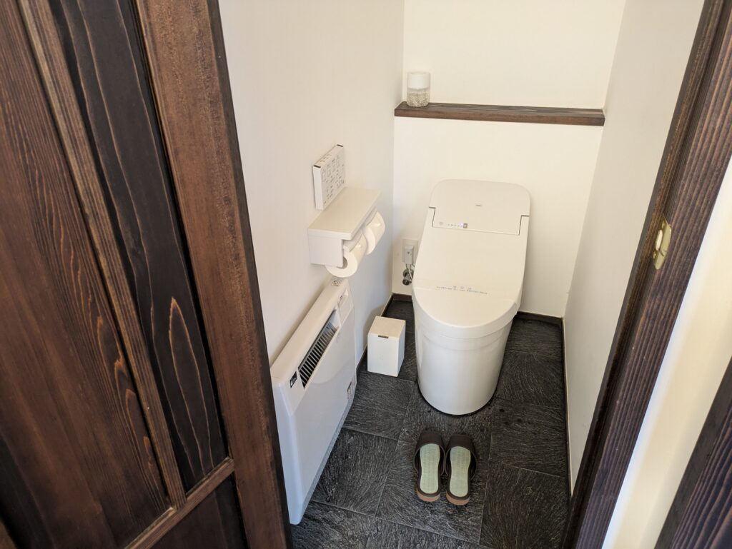 本館古勢起屋の客室のトイレ