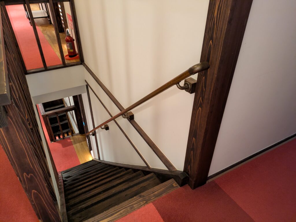 本館古勢起屋の階段