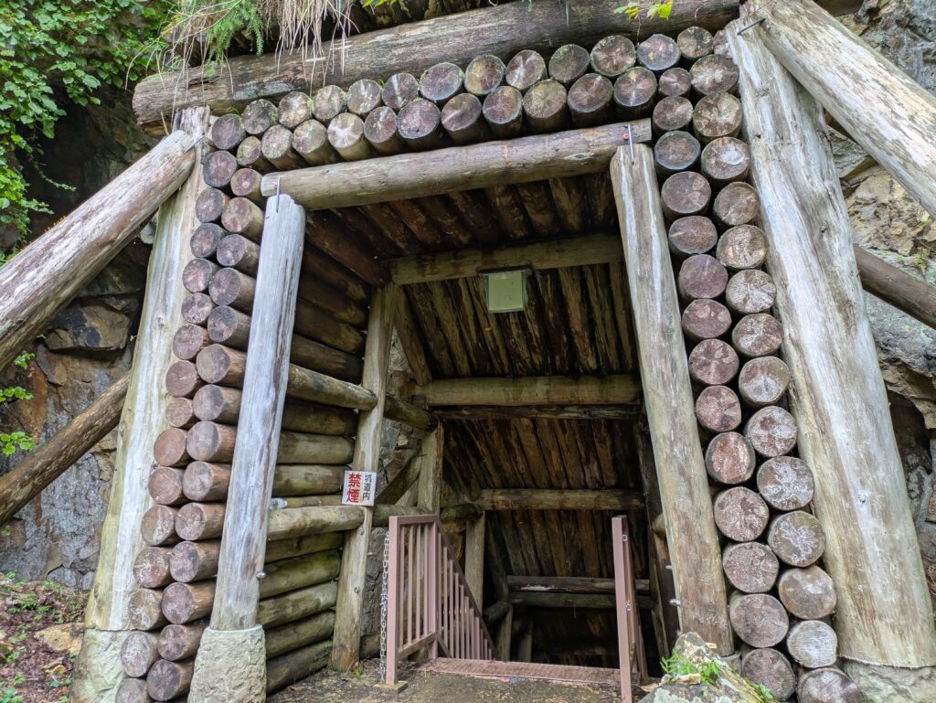 銀鉱洞の入口