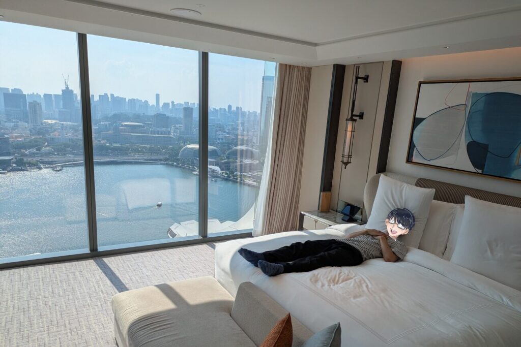 マリーナベイサンズのスイートルームにあるキングサイズベッド