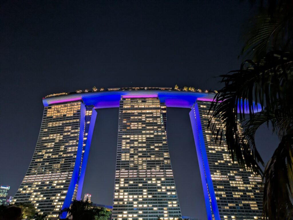 夜のマリーナ・ベイ・サンズ