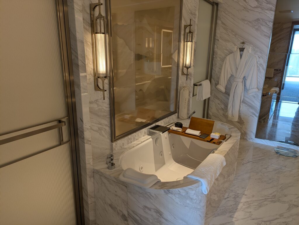 マリーナ・ベイ・サンズのスイートルームの浴槽