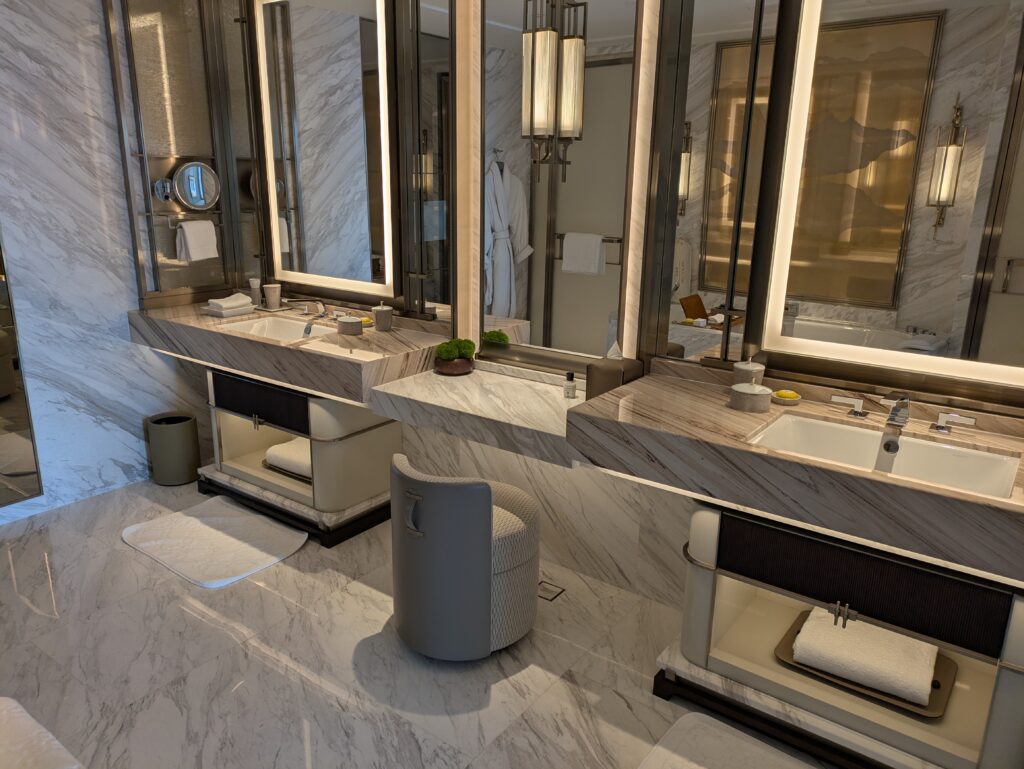 マリーナ・ベイ・サンズのスイートルームの洗面所