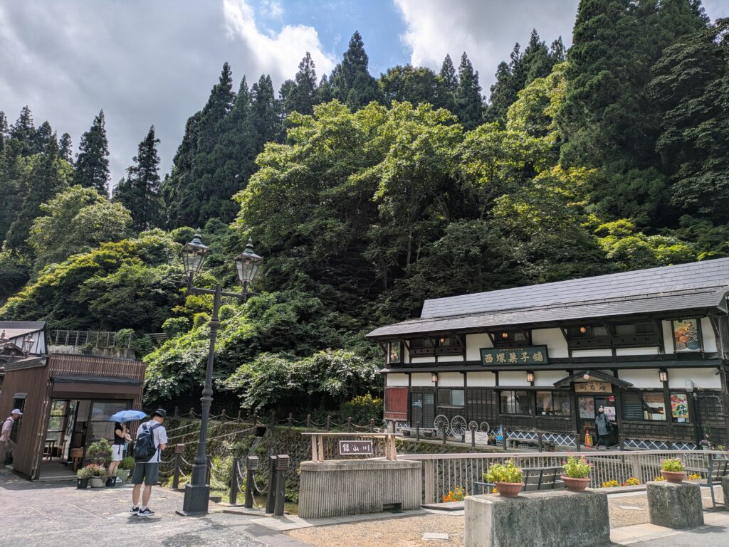 銀山温泉の入口