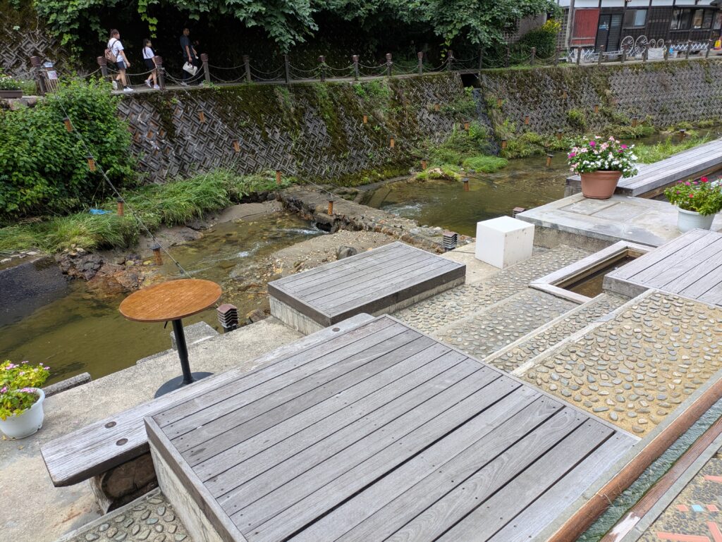 銀山温泉の足湯