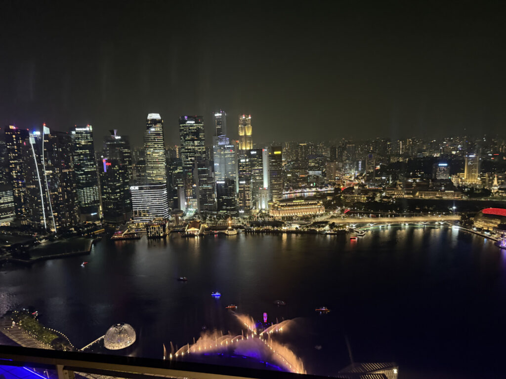 マリーナベイサンズのプールから見るスペクトラ