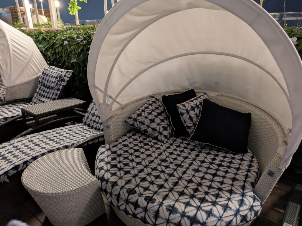 マリーナベイサンズのプールにあるラウンジチェア