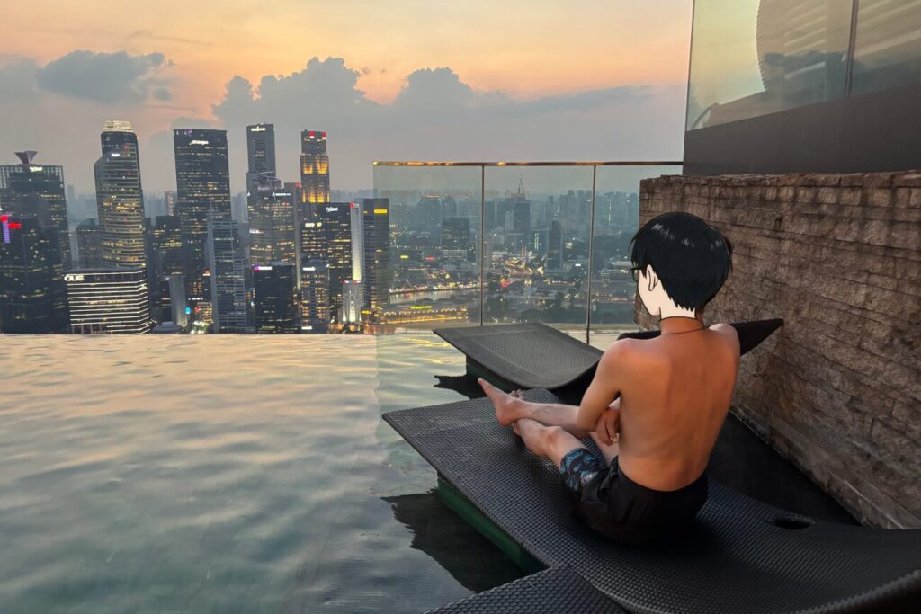 マリーナベイサンズのプールから夕焼けを楽しむ私