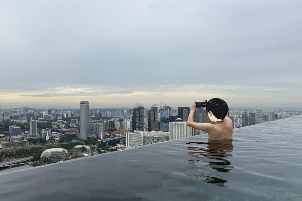 朝のマリーナベイサンズのプールを楽しむ私