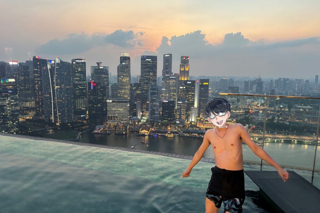 マリーナベイサンズのプールで記念撮影