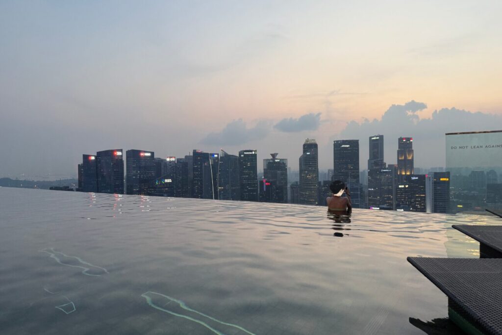 マリーナベイサンズのプールで記念撮影