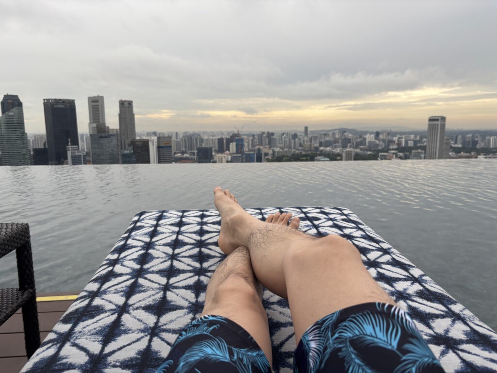 マリーナベイサンズのプール(朝)