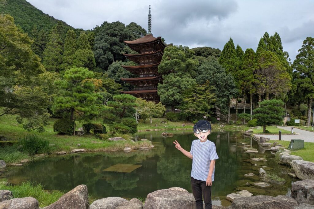 瑠璃光寺五重塔で記念撮影