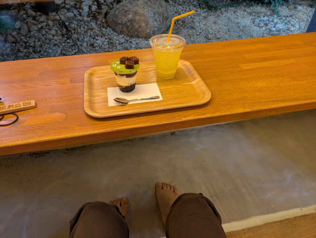 足湯に入りながらスイーツを楽しむ私