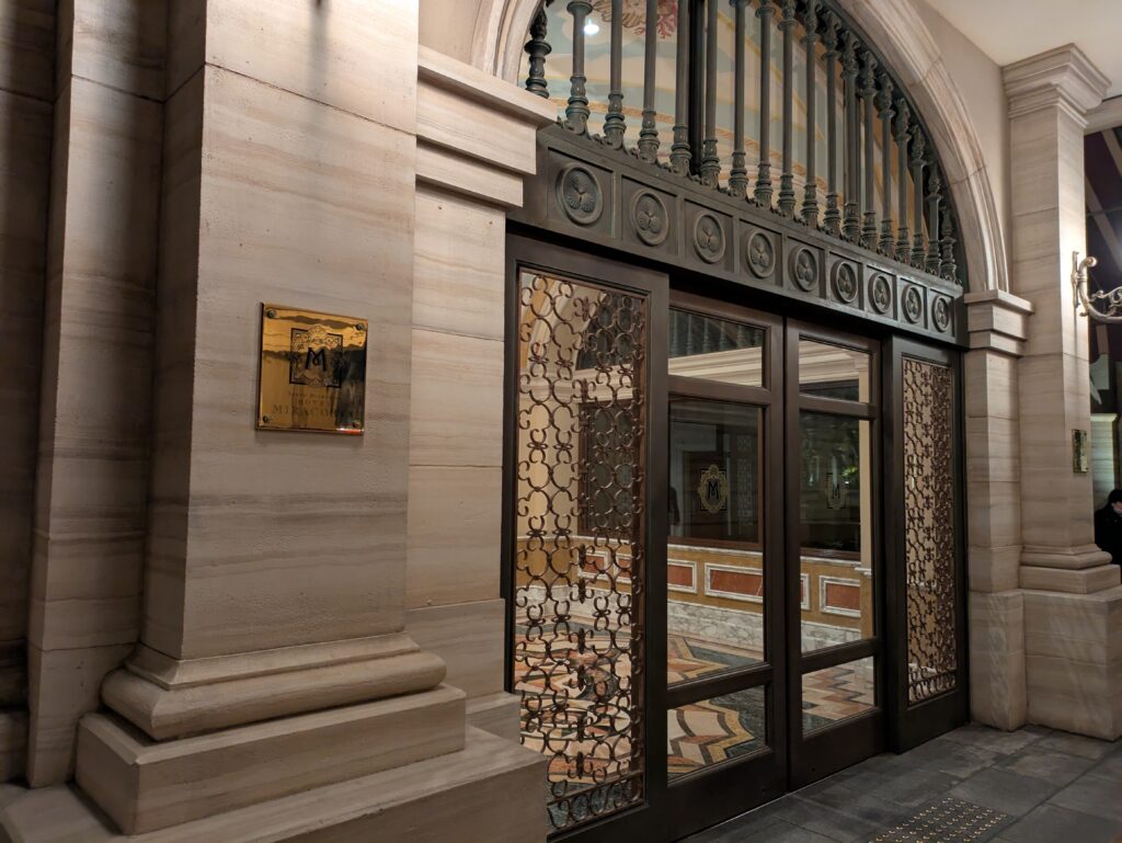 ホテルミラコスタの入口