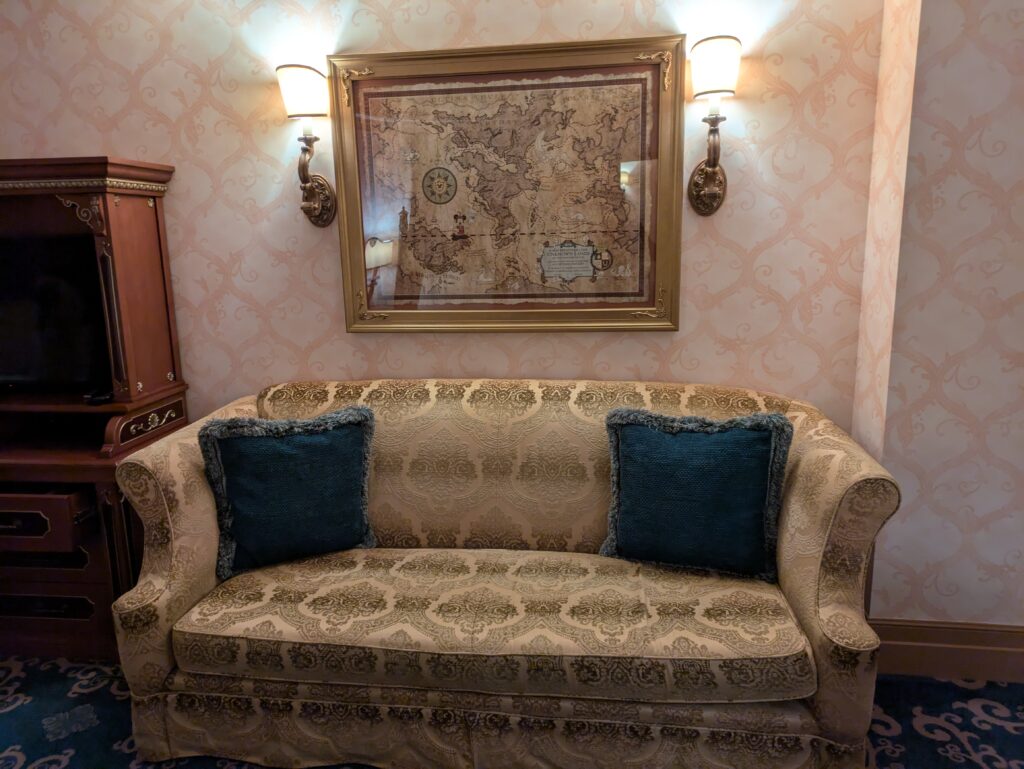 ホテルミラコスタの客室のソファ