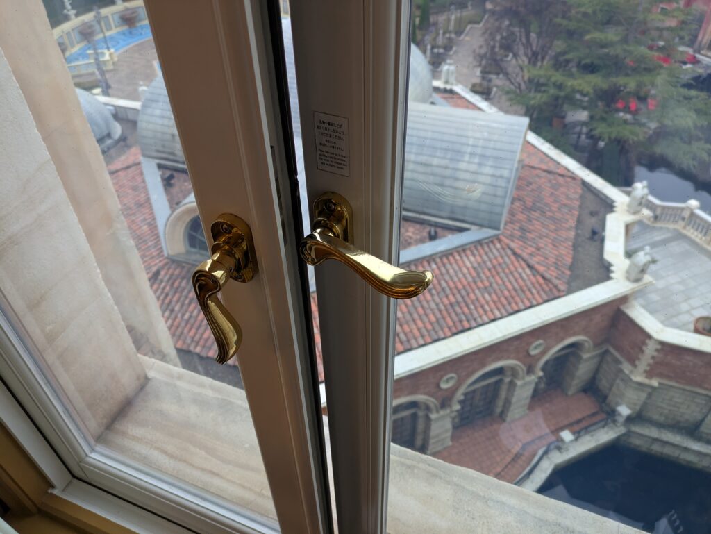 ホテルミラコスタの窓