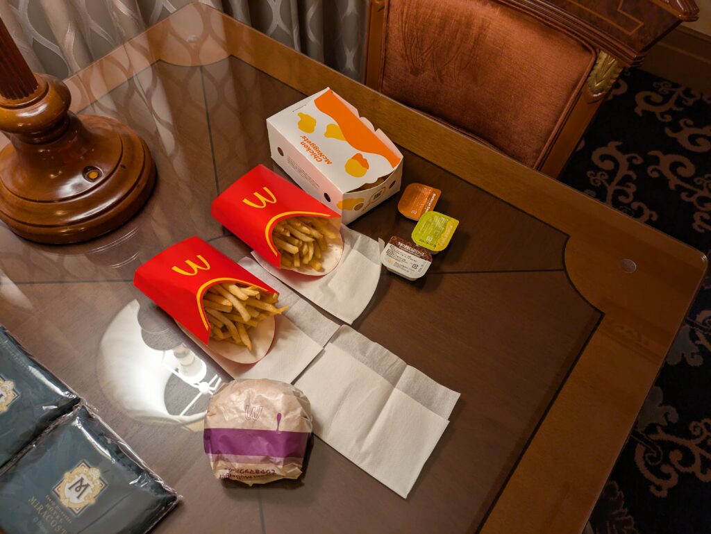 ミラコスタの客室で食べたマクドナルド