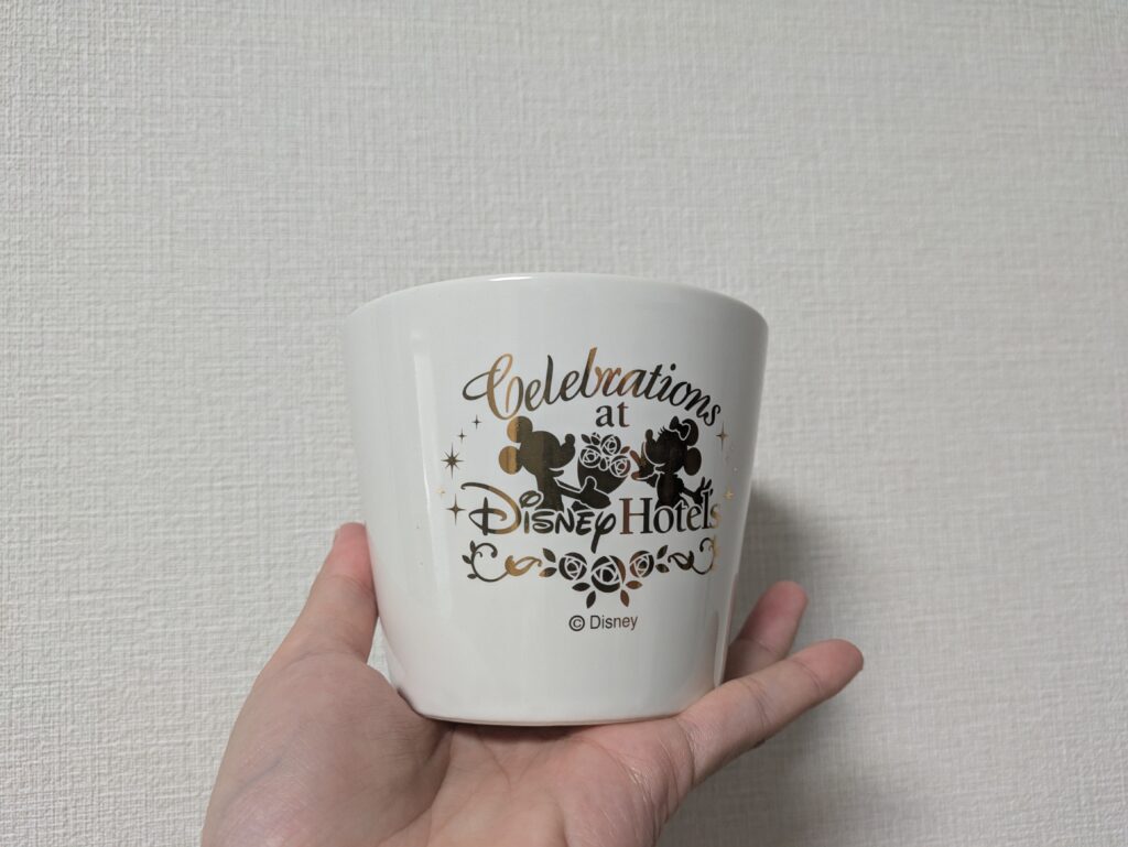ルームサービスのフラワーアレンジメントが入っていた花器