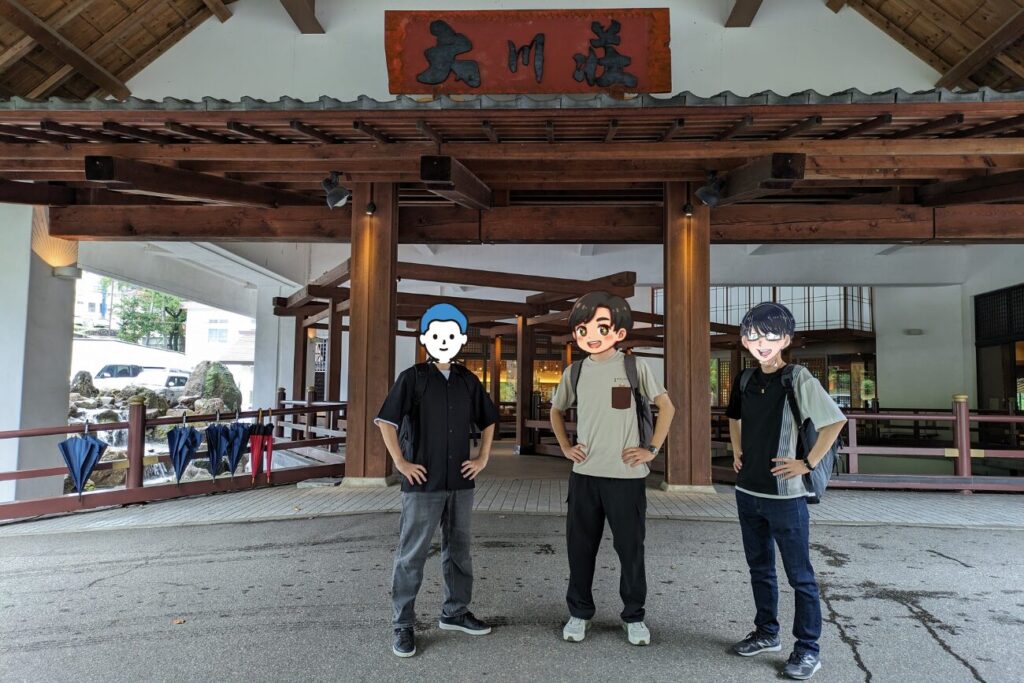 大川荘の前で記念撮影