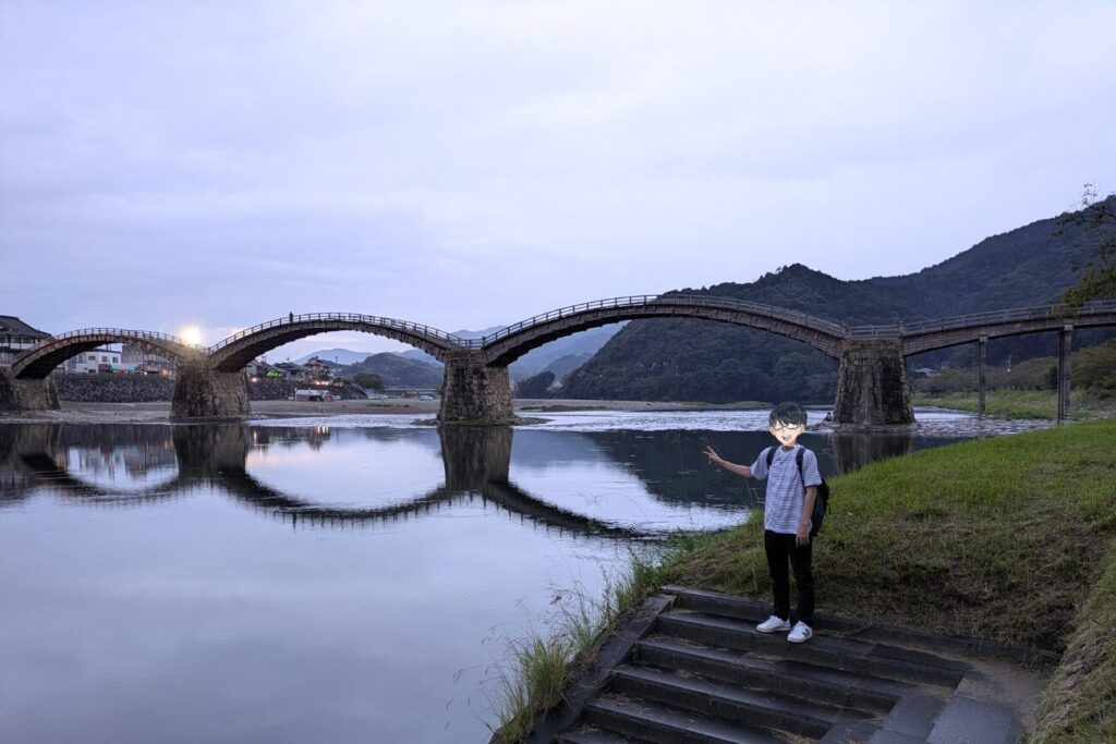 錦帯橋をバックに記念撮影